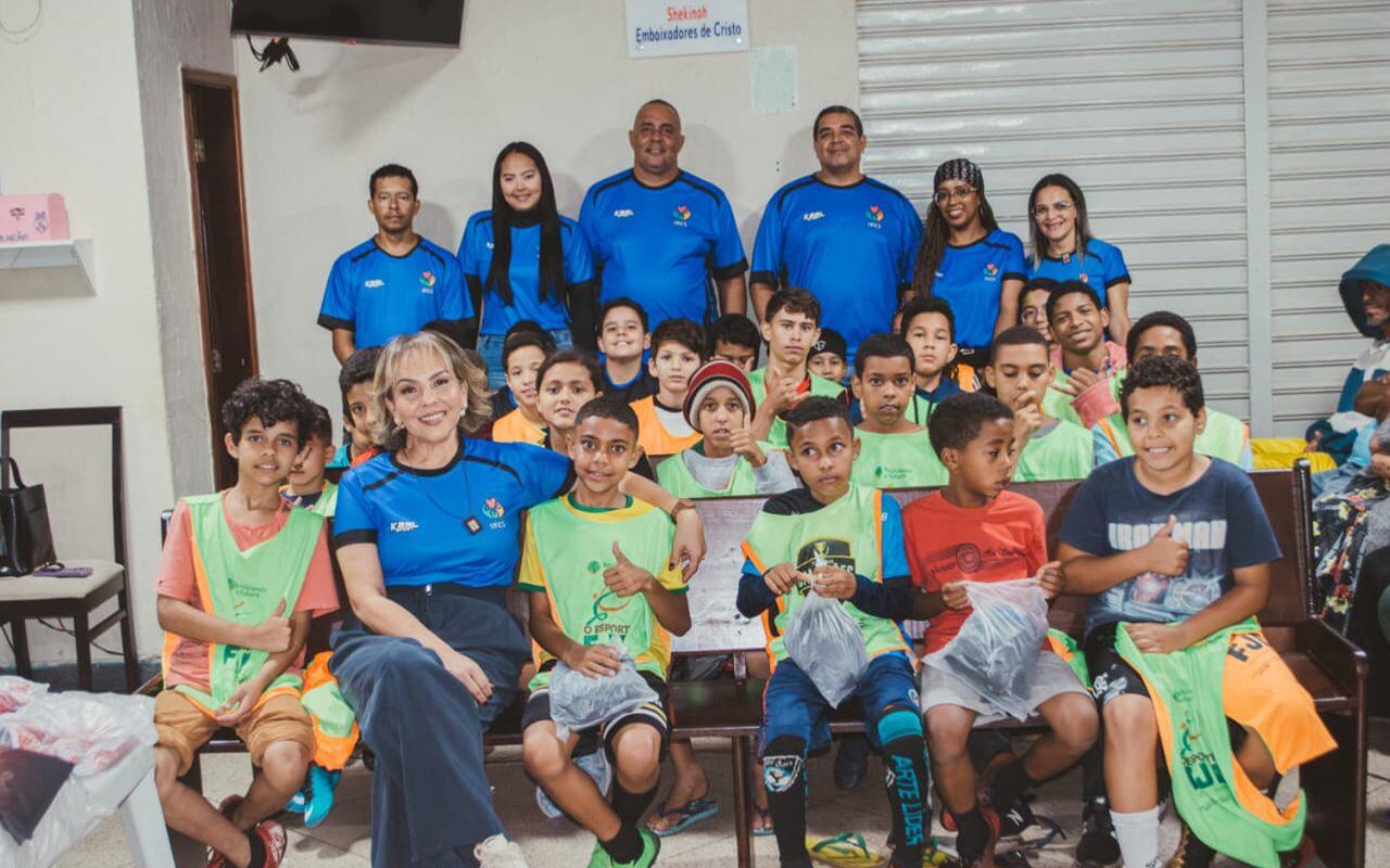 Crianças e educadores do IRES reunidos em atividade comunitária