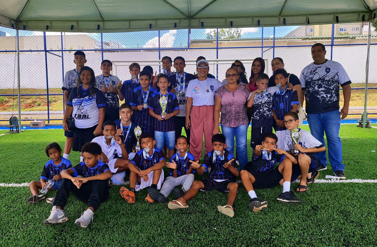 Equipe de futsal infantil do IRES reunida em campo