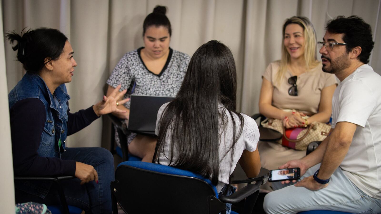 Equipe do IRES em conversa de acolhimento e escuta