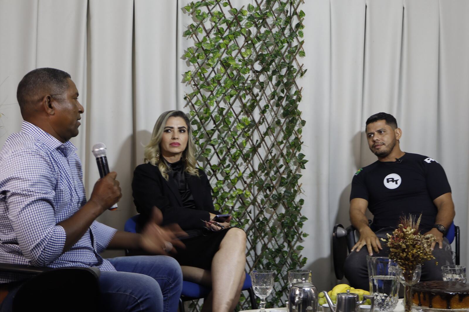 Debate em estúdio com três convidados