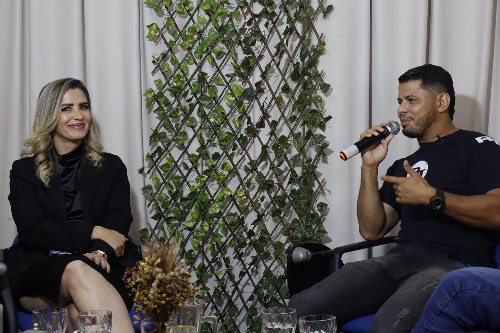 Entrevista em estúdio com convidados