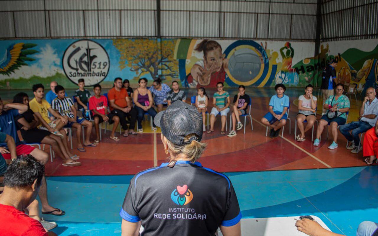 Roda de conversa com jovens em ginásio de Samambaia